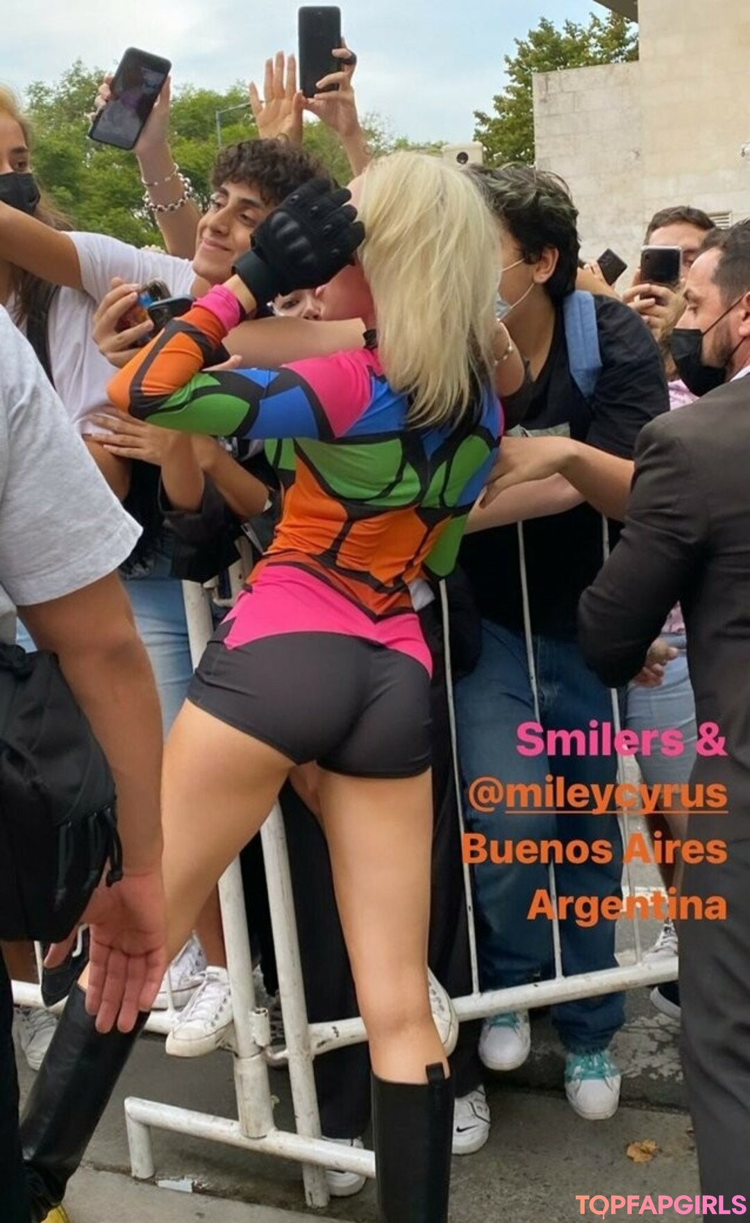 Naakte gelekte OnlyFans-foto van Miley Cyrus #1073