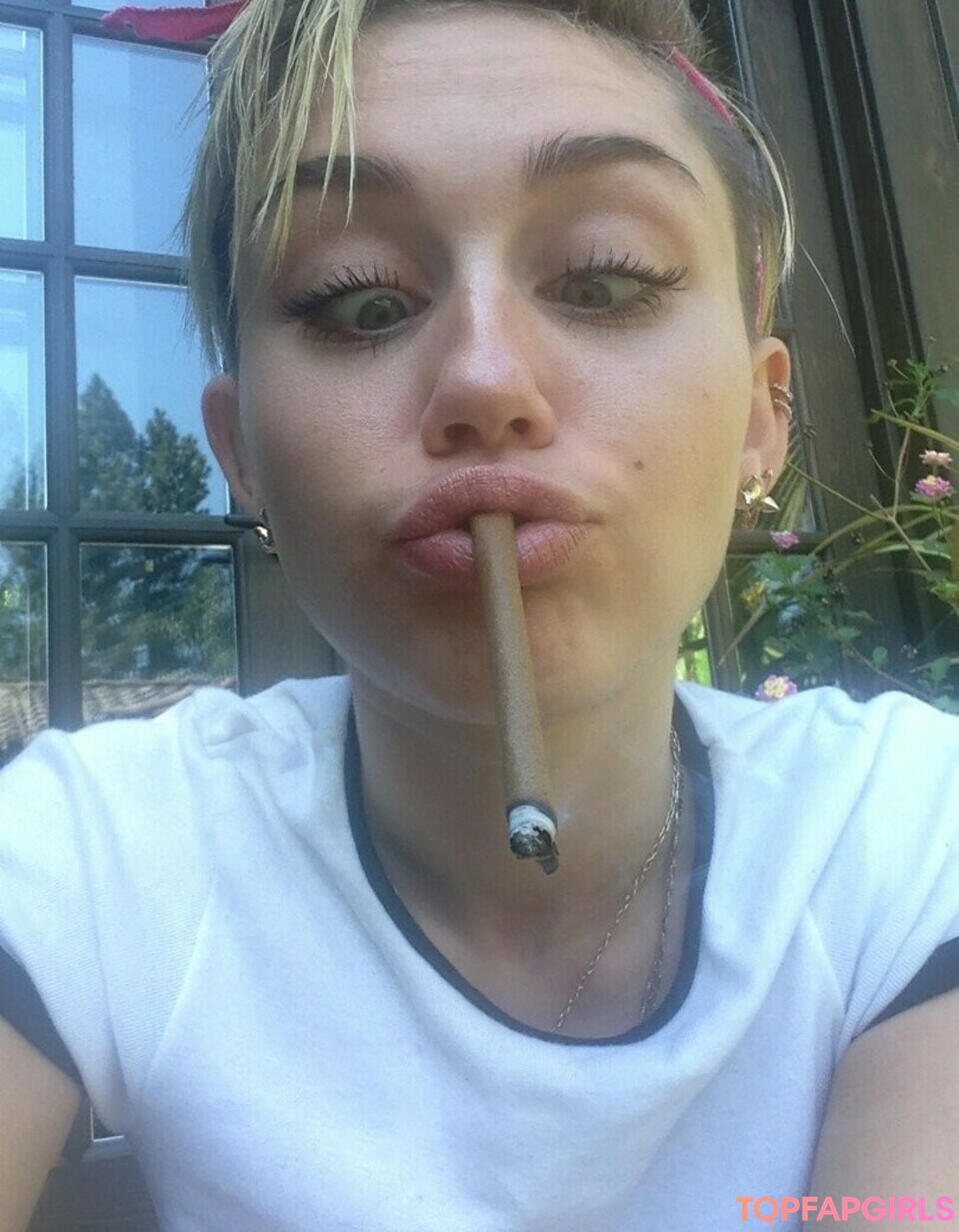 Naakte gelekte OnlyFans-foto van Miley Cyrus #1104