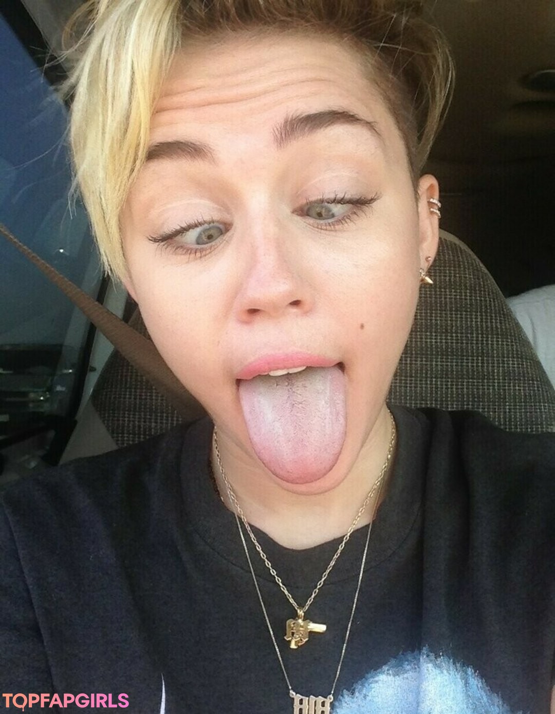 Naakte gelekte OnlyFans-foto van Miley Cyrus #1133