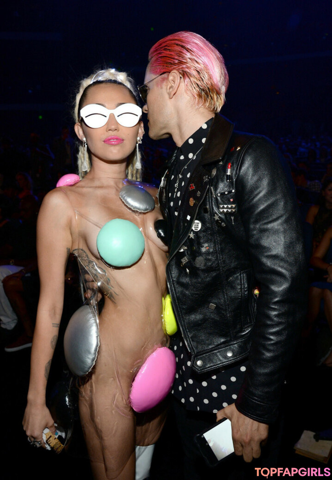 Naakte gelekte OnlyFans-foto van Miley Cyrus #1151