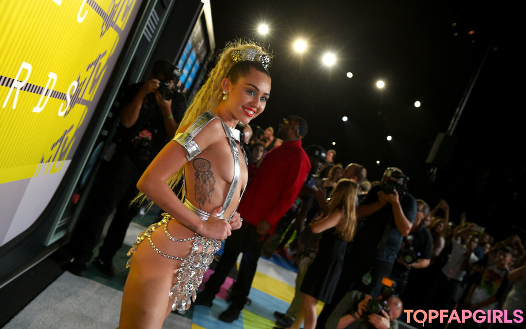 Naakte gelekte OnlyFans-foto van Miley Cyrus #1187