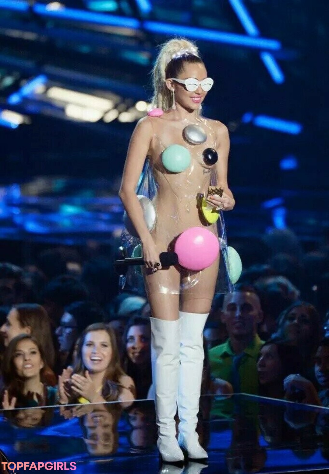 Naakte gelekte OnlyFans-foto van Miley Cyrus #1218