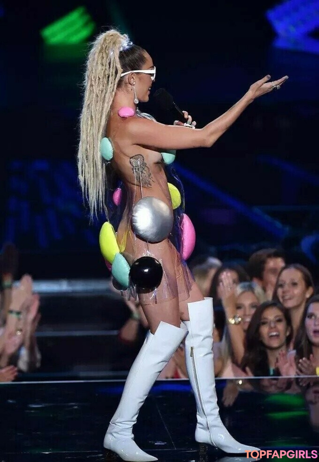 Naakte gelekte OnlyFans-foto van Miley Cyrus #1219