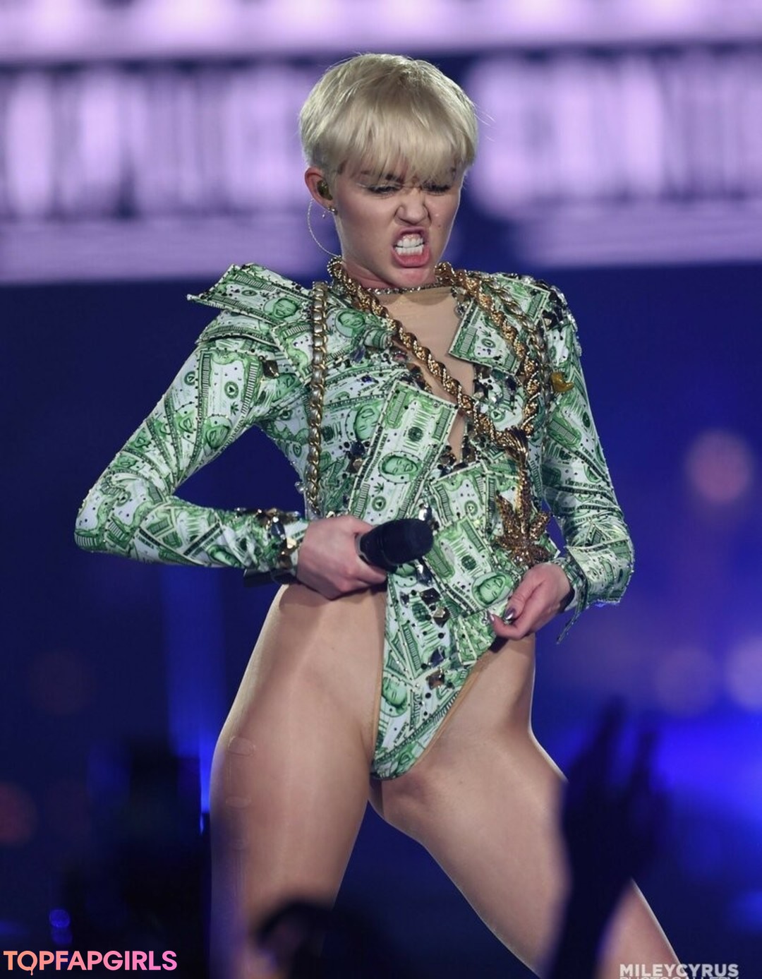 Naakte gelekte OnlyFans-foto van Miley Cyrus #1255