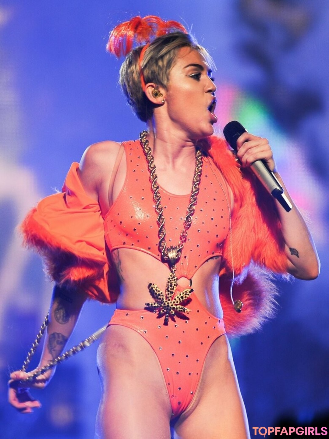 Naakte gelekte OnlyFans-foto van Miley Cyrus #1270
