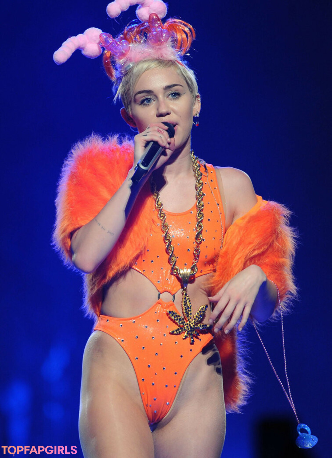 Naakte gelekte OnlyFans-foto van Miley Cyrus #1271