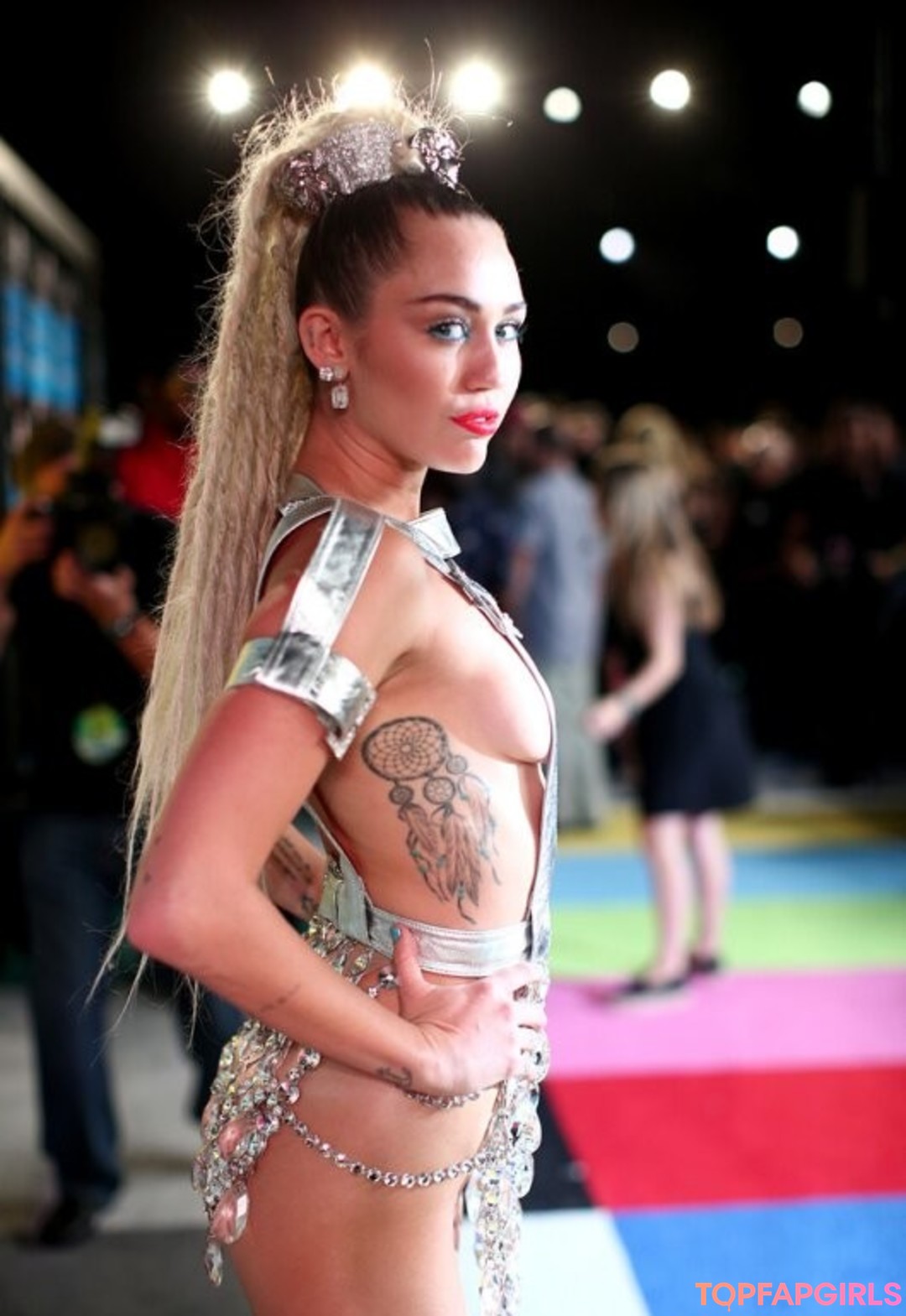 Naakte gelekte OnlyFans-foto van Miley Cyrus #1329