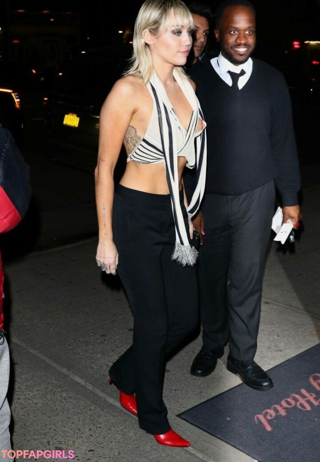 Naakte gelekte OnlyFans-foto van Miley Cyrus #1336