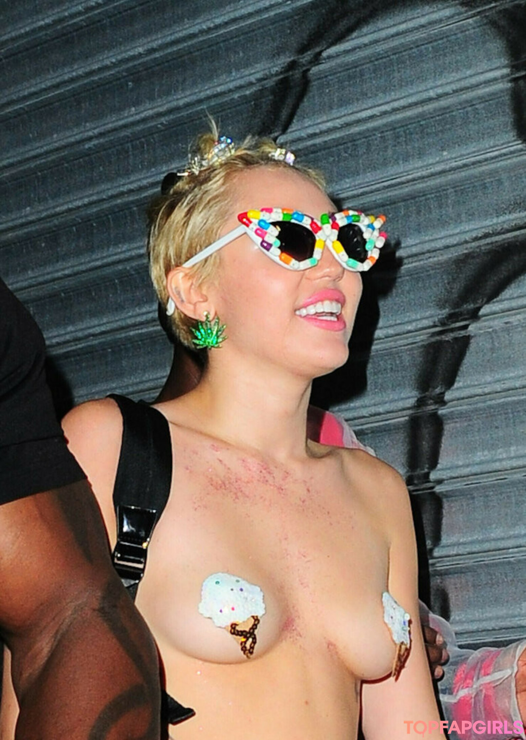 Naakte gelekte OnlyFans-foto van Miley Cyrus #1361