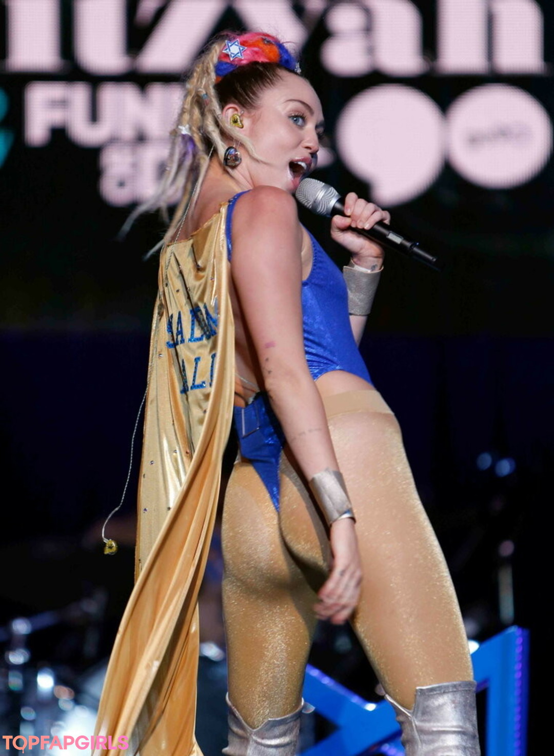 Naakte gelekte OnlyFans-foto van Miley Cyrus #1368