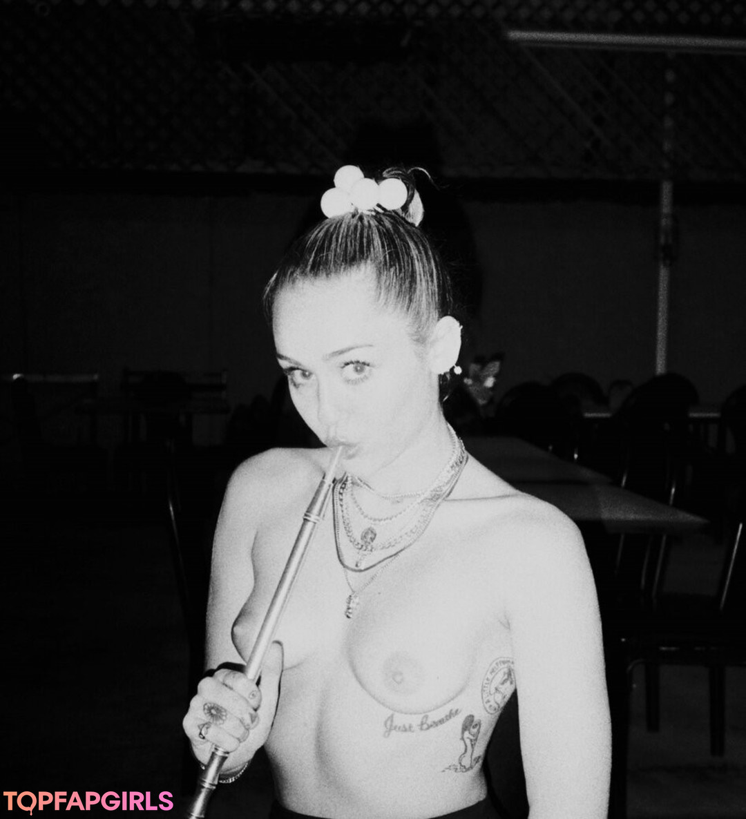 Naakte gelekte OnlyFans-foto van Miley Cyrus #1388