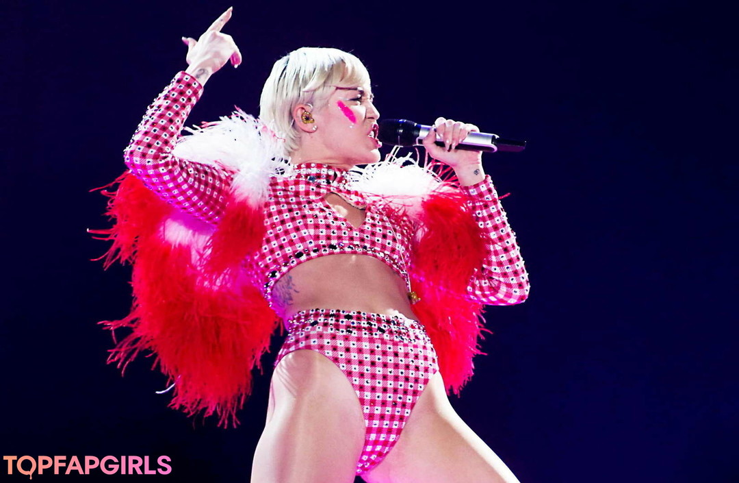 Naakte gelekte OnlyFans-foto van Miley Cyrus #1405