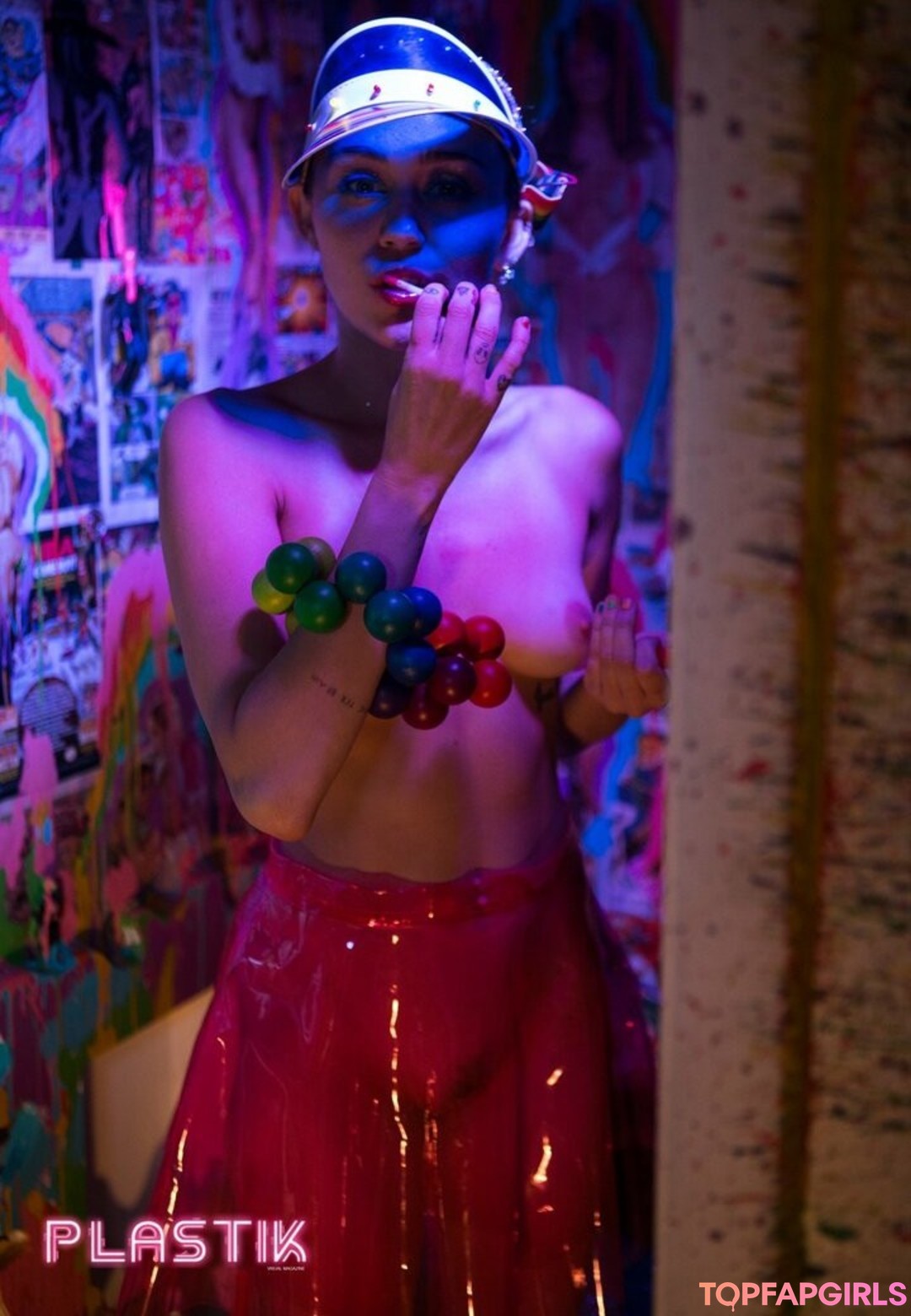 Naakte gelekte OnlyFans-foto van Miley Cyrus #1443