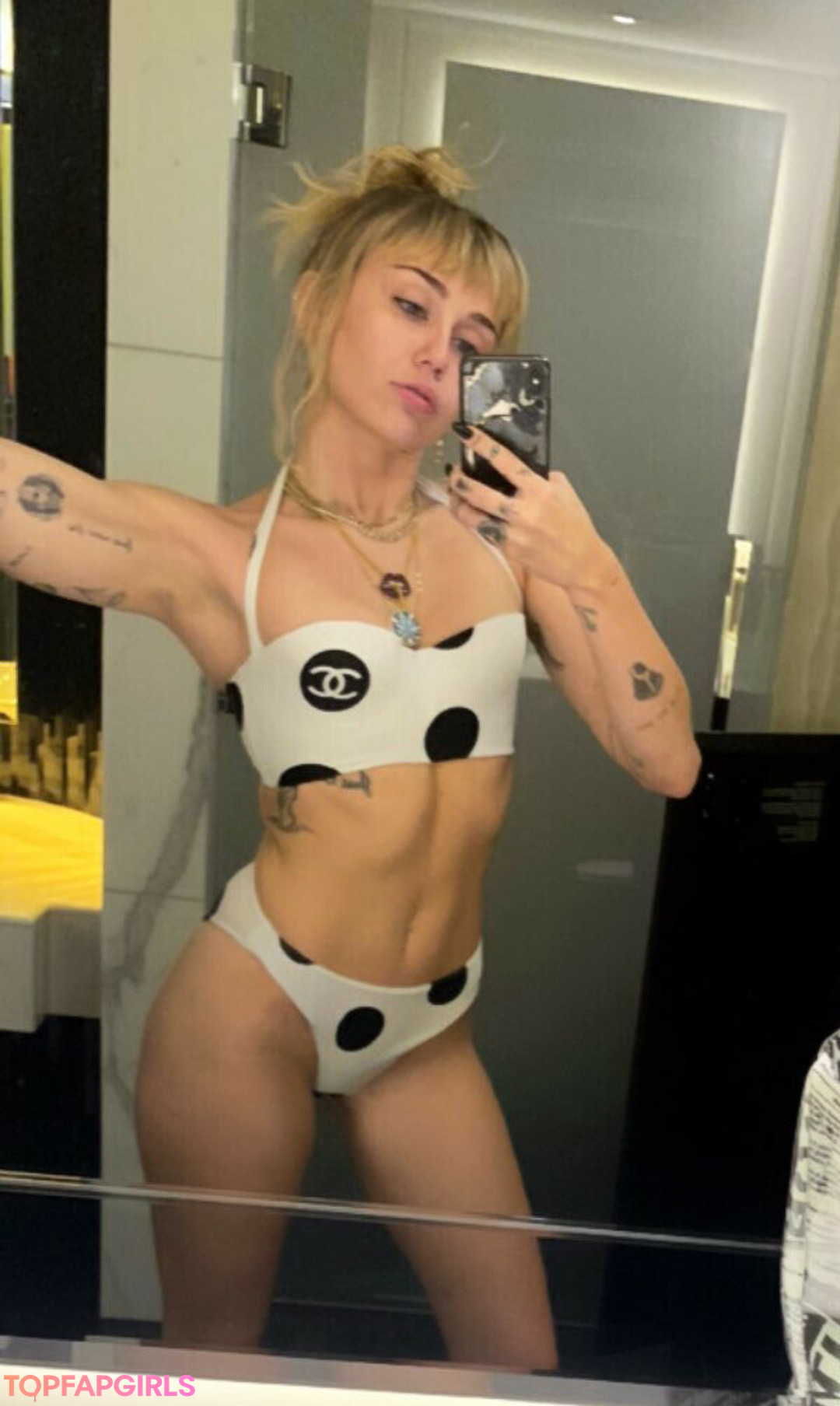 Naakte gelekte OnlyFans-foto van Miley Cyrus #1451