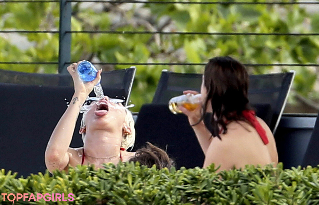 Naakte gelekte OnlyFans-foto van Miley Cyrus #1480