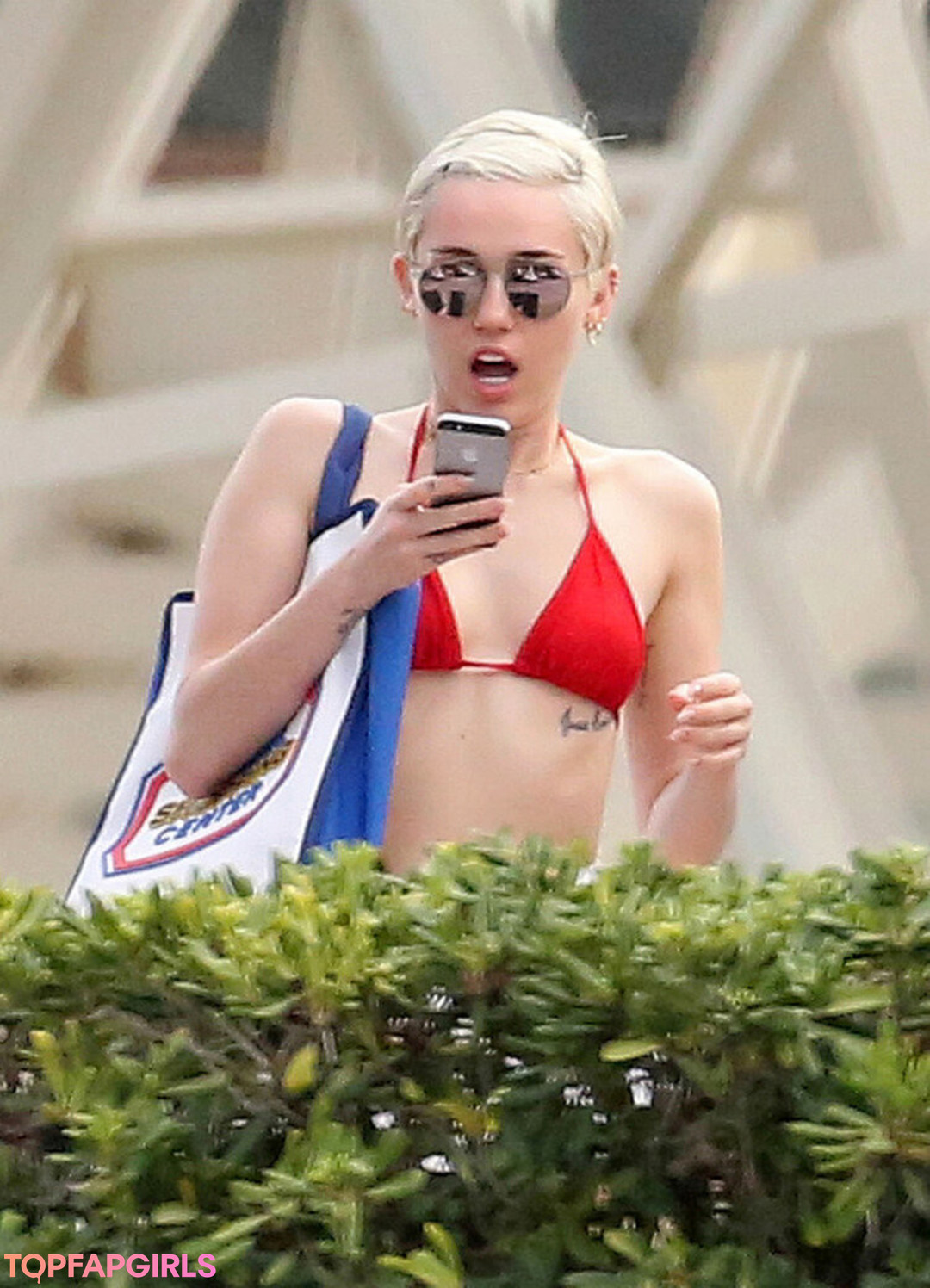 Naakte gelekte OnlyFans-foto van Miley Cyrus #1481