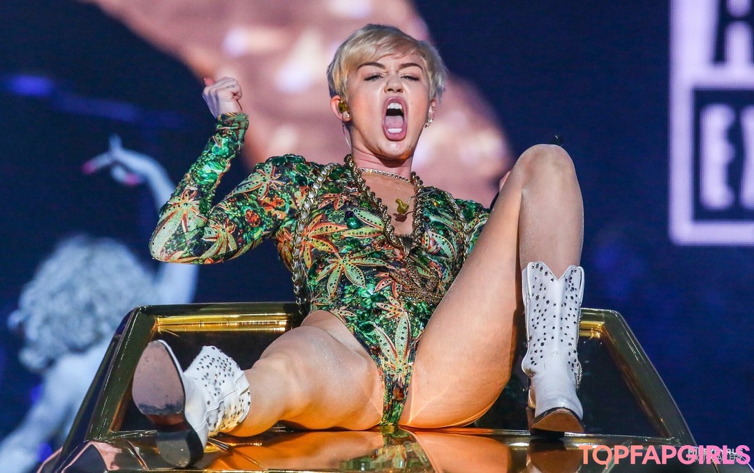 Naakte gelekte OnlyFans-foto van Miley Cyrus #1495