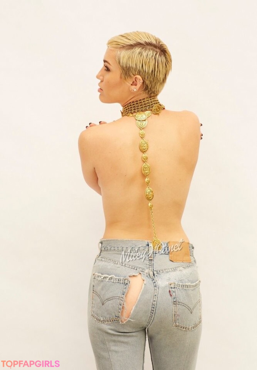 Naakte gelekte OnlyFans-foto van Miley Cyrus #1510