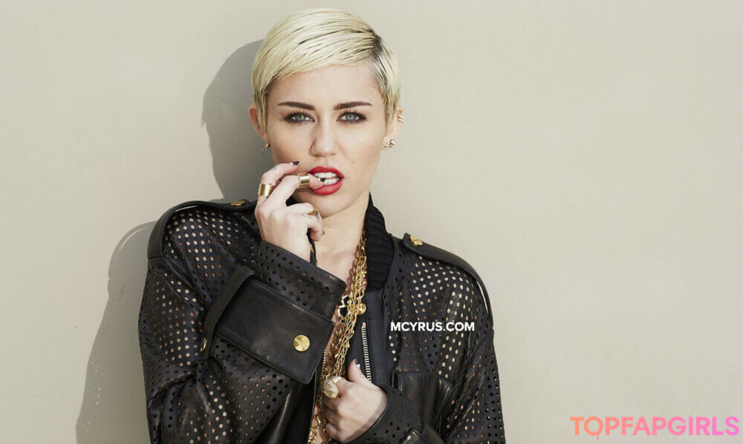 Naakte gelekte OnlyFans-foto van Miley Cyrus #1521