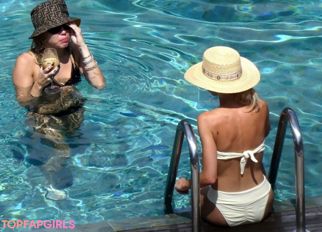 Naakte gelekte OnlyFans-foto van Miley Cyrus #1535