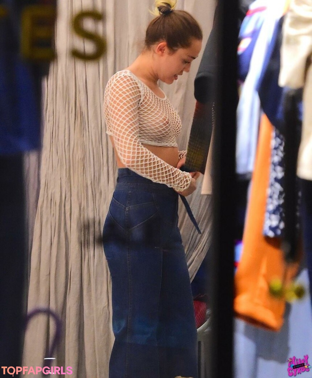 Naakte gelekte OnlyFans-foto van Miley Cyrus #1586