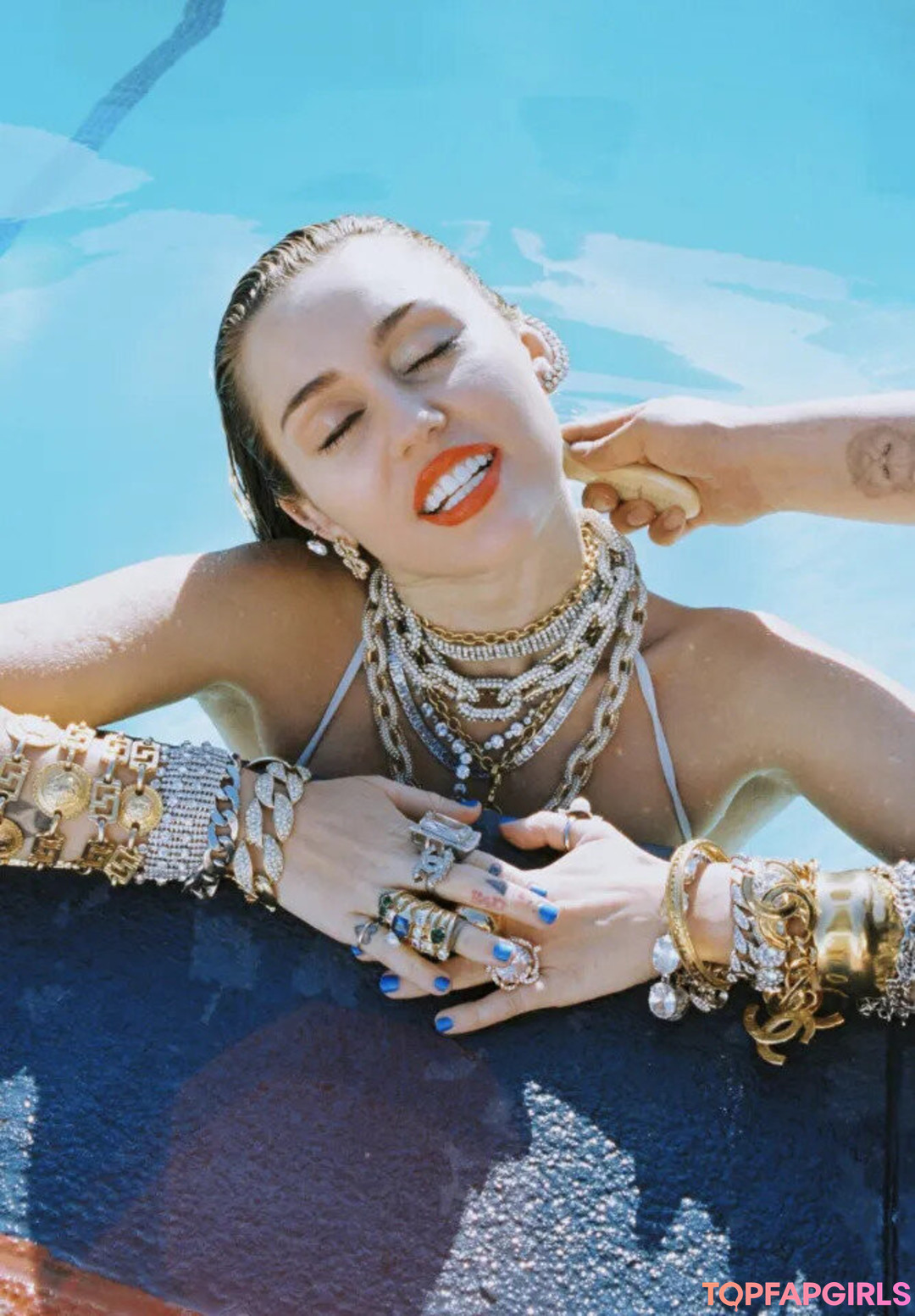 Naakte gelekte OnlyFans-foto van Miley Cyrus #1631