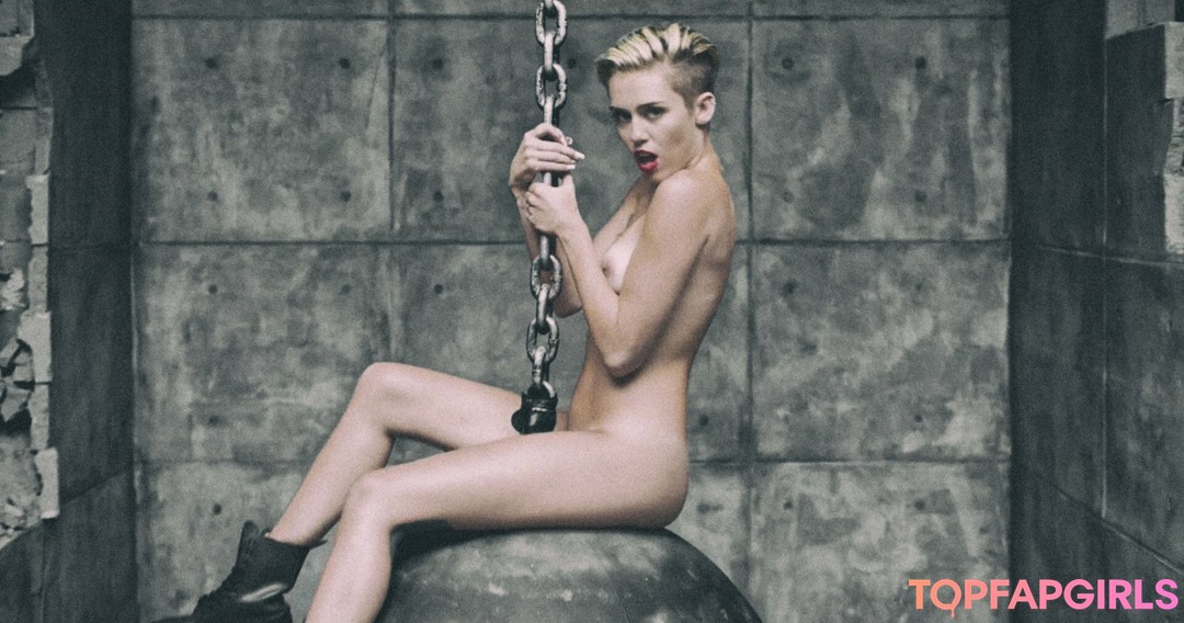 Naakte gelekte OnlyFans-foto van Miley Cyrus #1643