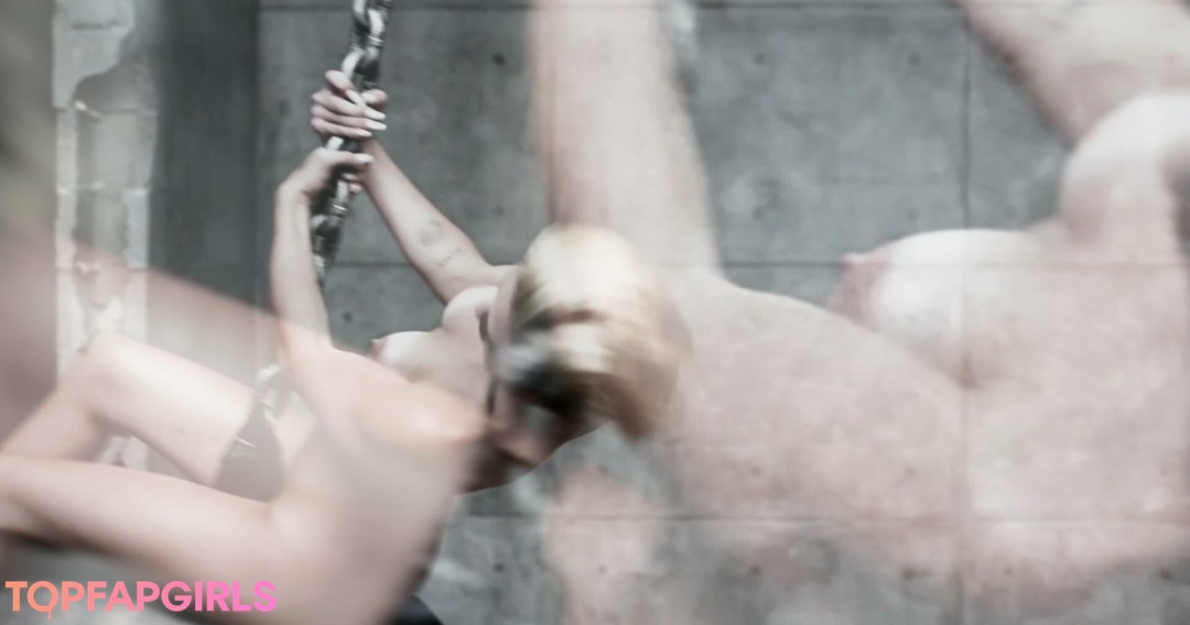 Naakte gelekte OnlyFans-foto van Miley Cyrus #1645