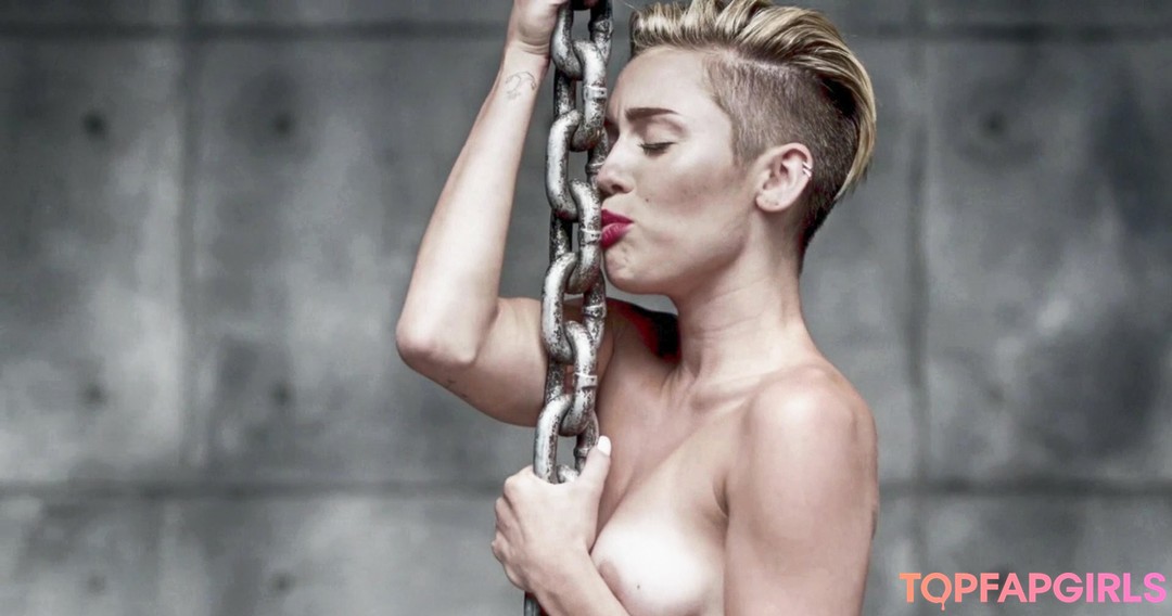 Naakte gelekte OnlyFans-foto van Miley Cyrus #1648