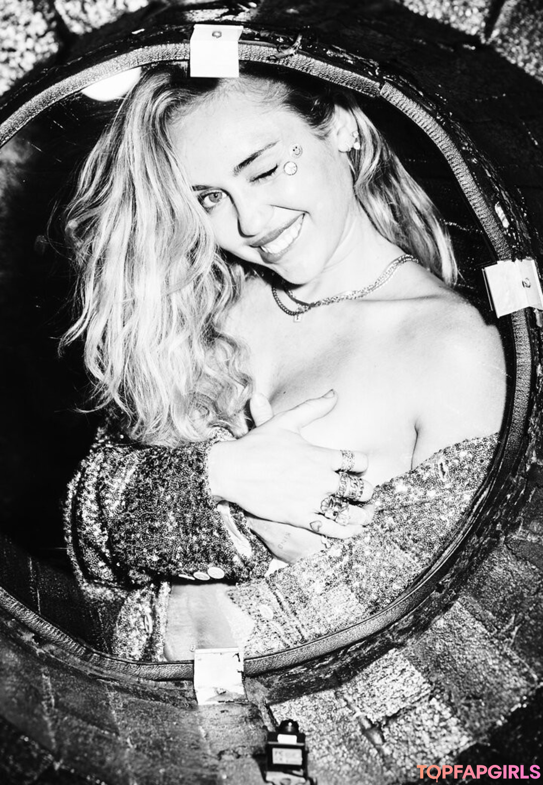 Naakte gelekte OnlyFans-foto van Miley Cyrus #1702