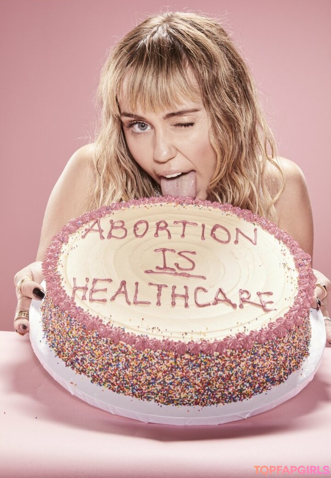 Naakte gelekte OnlyFans-foto van Miley Cyrus #1752