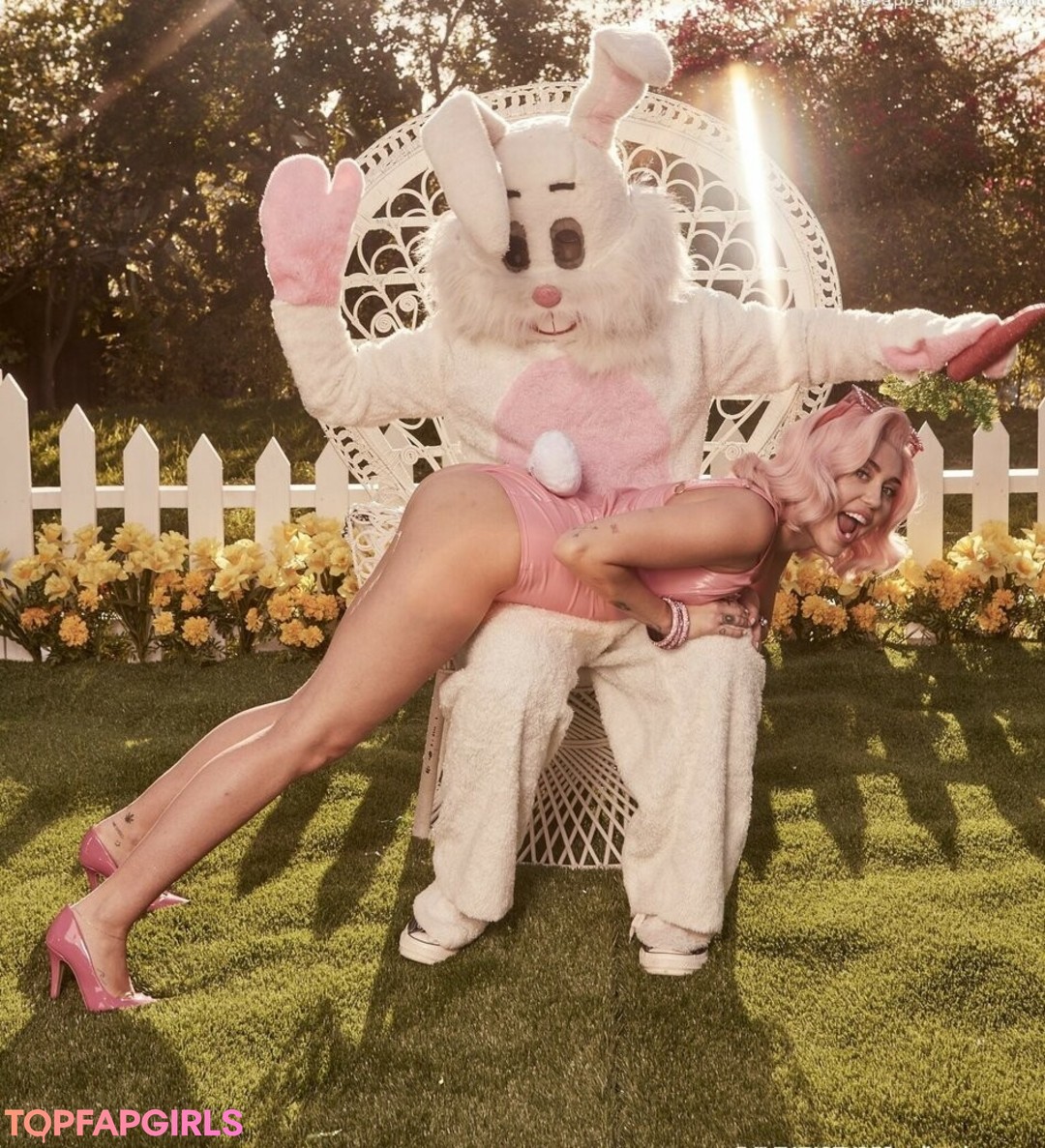 Naakte gelekte OnlyFans-foto van Miley Cyrus #1806