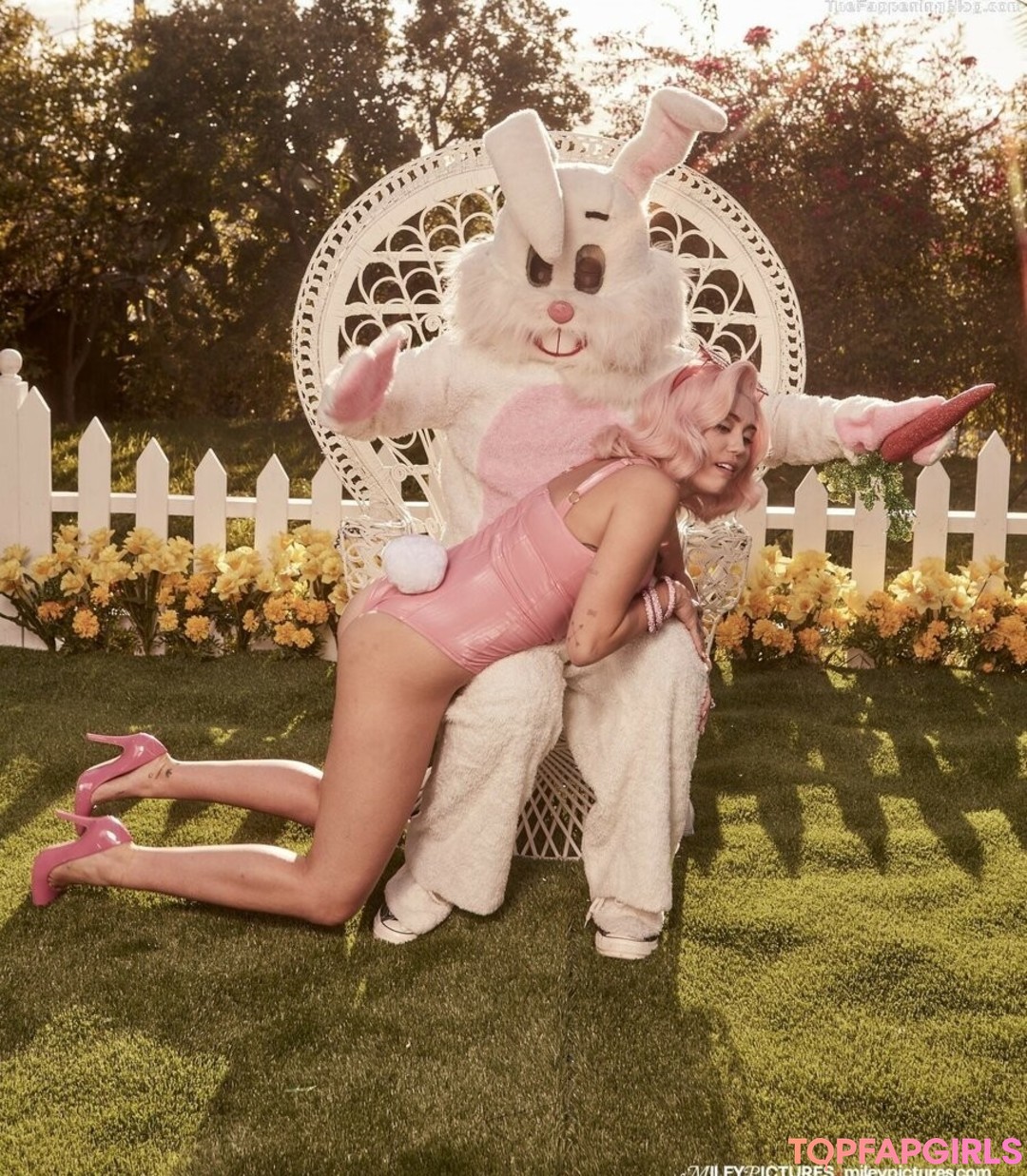 Naakte gelekte OnlyFans-foto van Miley Cyrus #1811