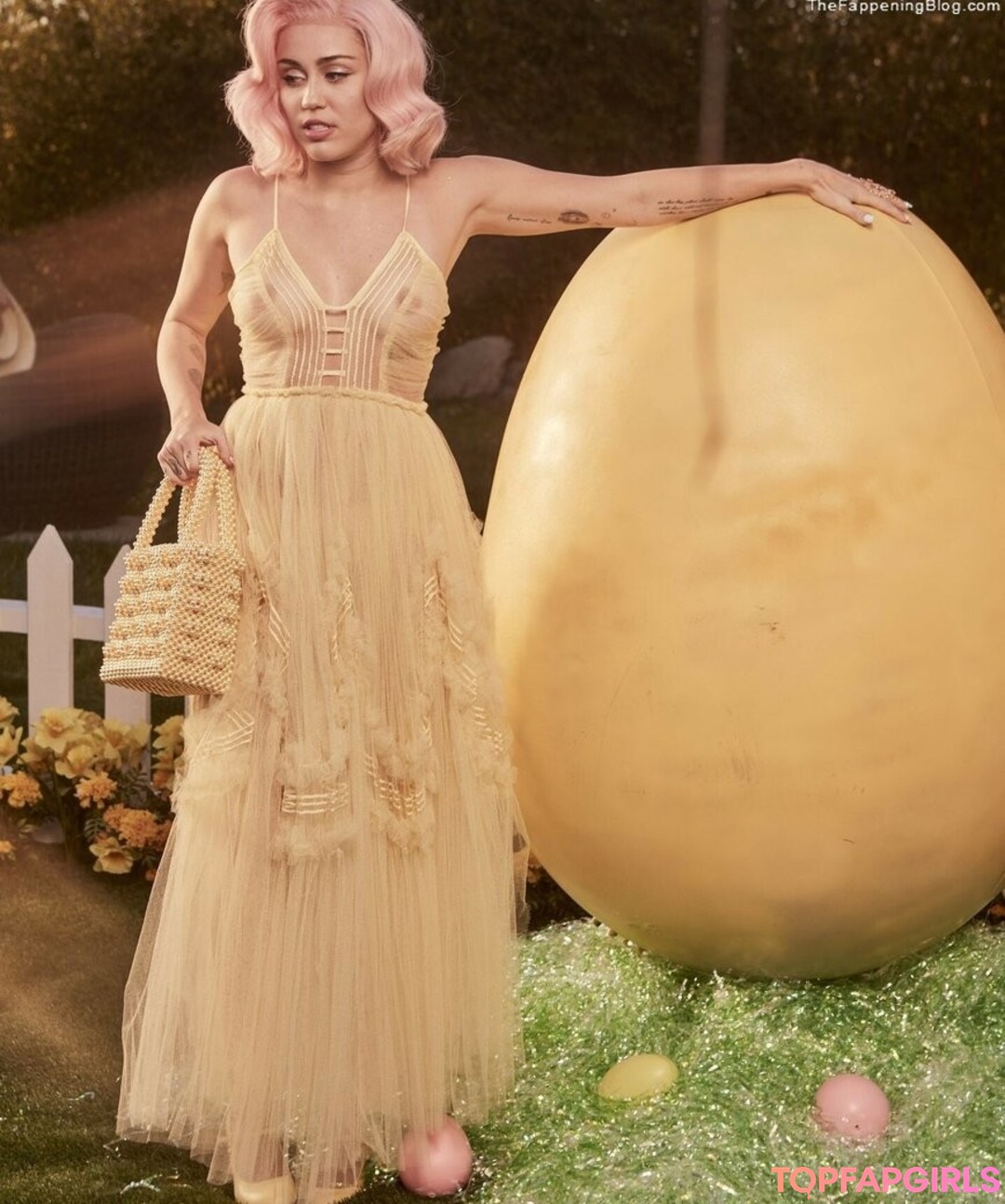 Naakte gelekte OnlyFans-foto van Miley Cyrus #1812