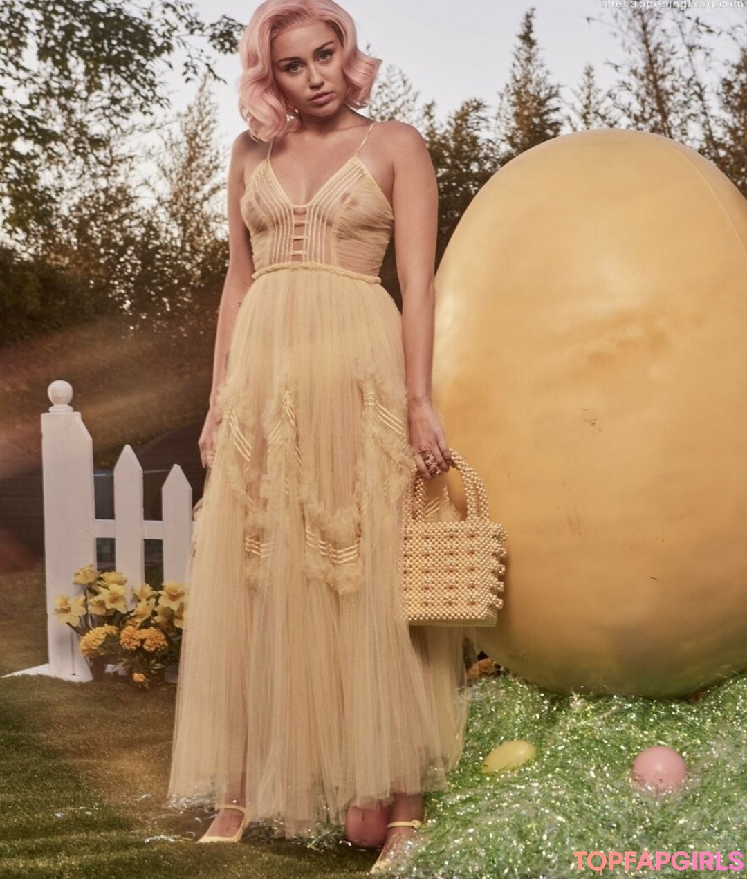 Naakte gelekte OnlyFans-foto van Miley Cyrus #1813