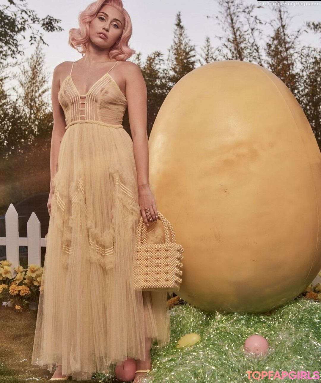 Naakte gelekte OnlyFans-foto van Miley Cyrus #1814