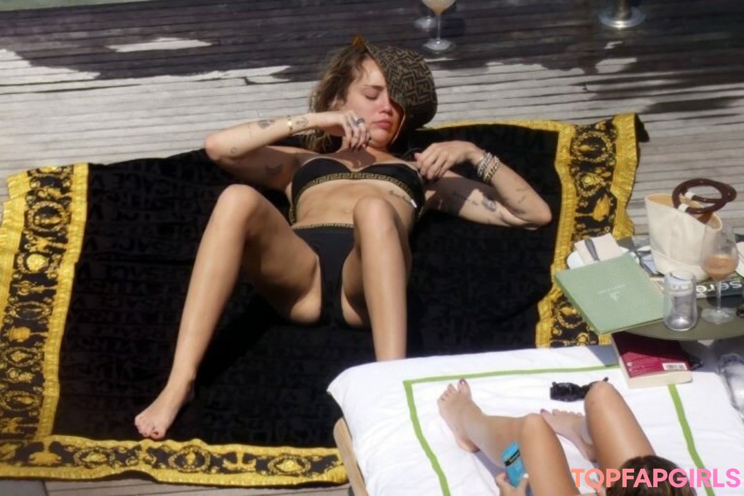 Naakte gelekte OnlyFans-foto van Miley Cyrus #1876