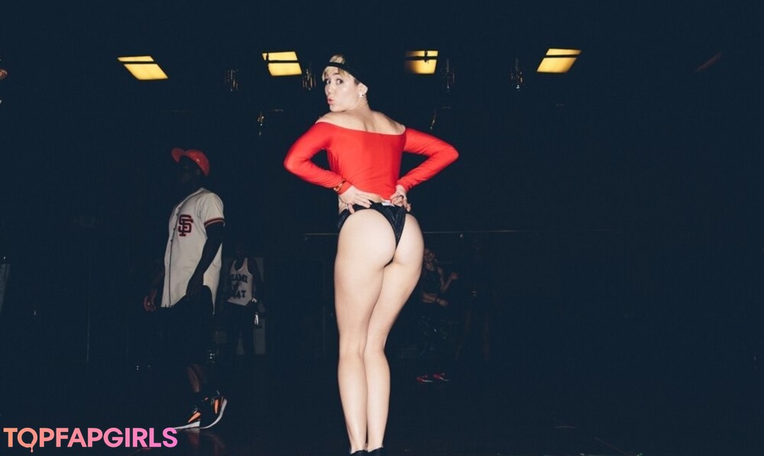 Naakte gelekte OnlyFans-foto van Miley Cyrus #1877