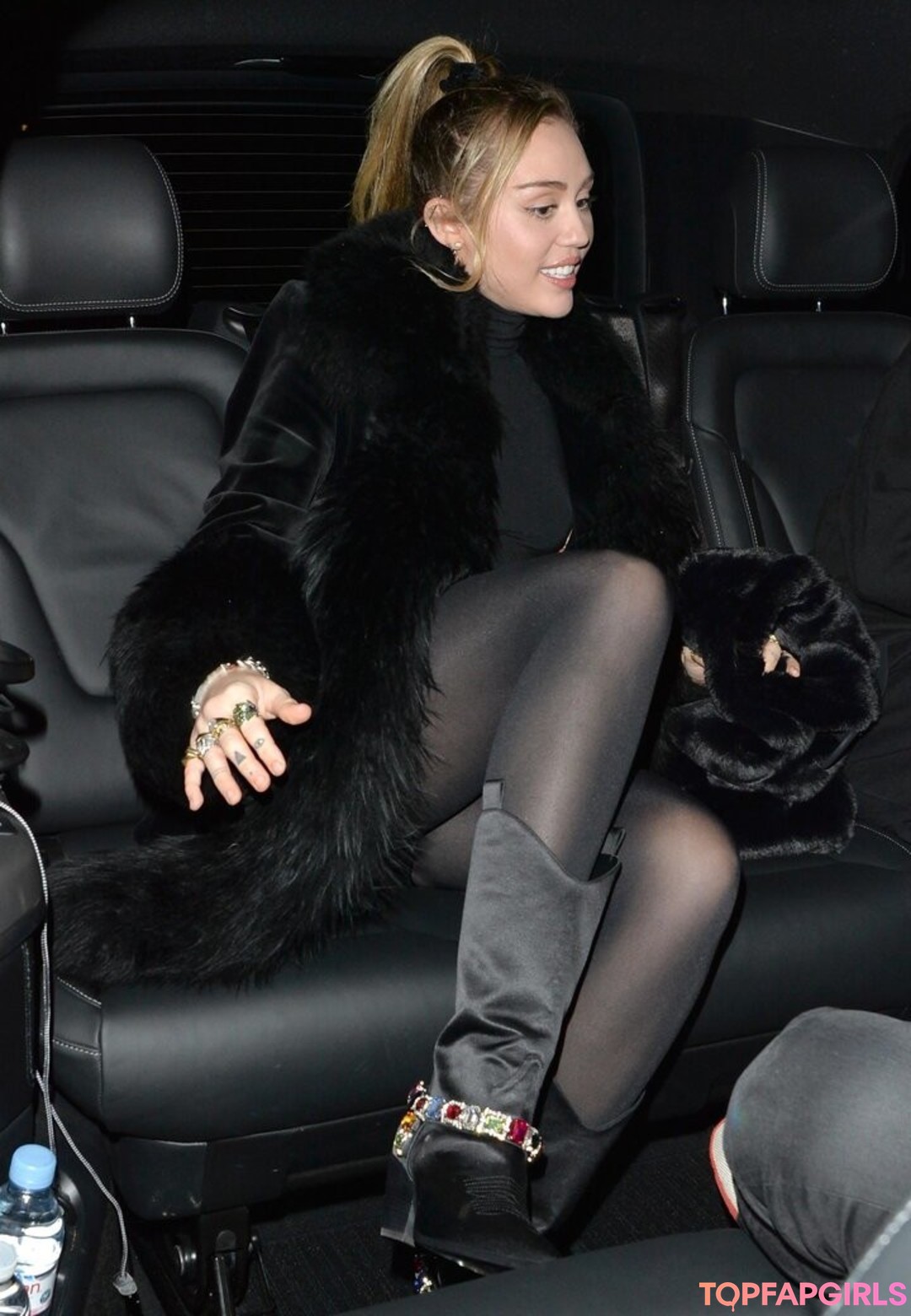 Naakte gelekte OnlyFans-foto van Miley Cyrus #1903