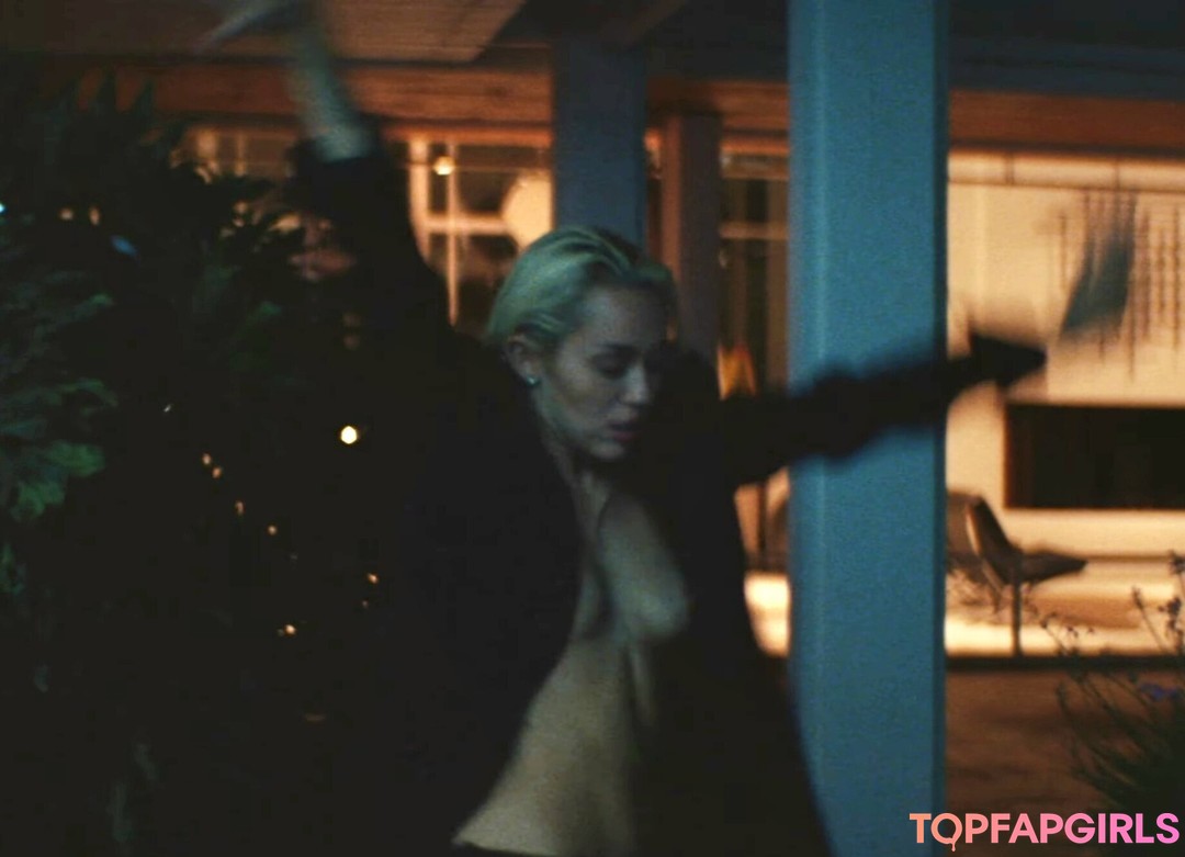 Naakte gelekte OnlyFans-foto van Miley Cyrus #1921