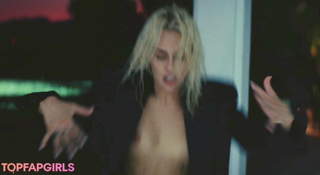 Naakte gelekte OnlyFans-foto van Miley Cyrus #1922