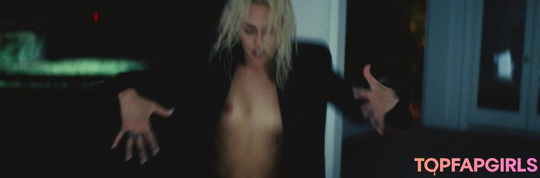 Naakte gelekte OnlyFans-foto van Miley Cyrus #1924