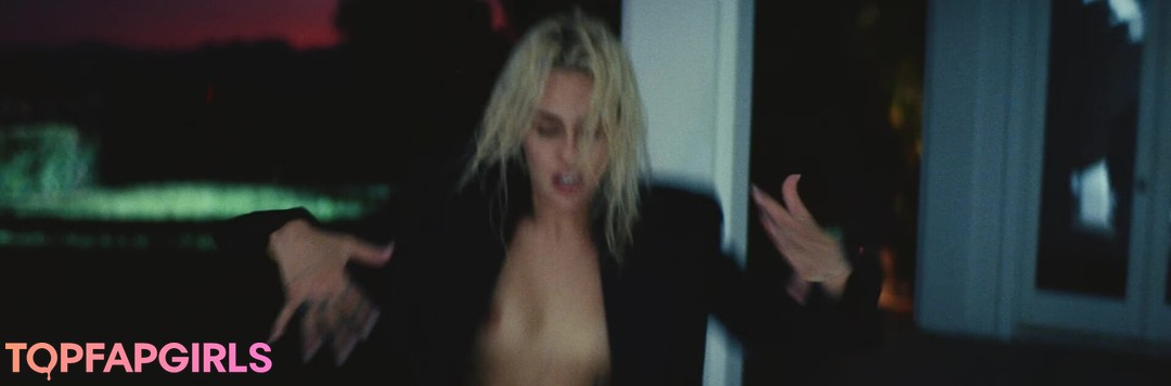 Naakte gelekte OnlyFans-foto van Miley Cyrus #1925