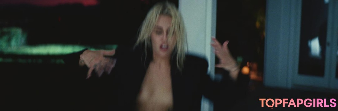 Naakte gelekte OnlyFans-foto van Miley Cyrus #1926