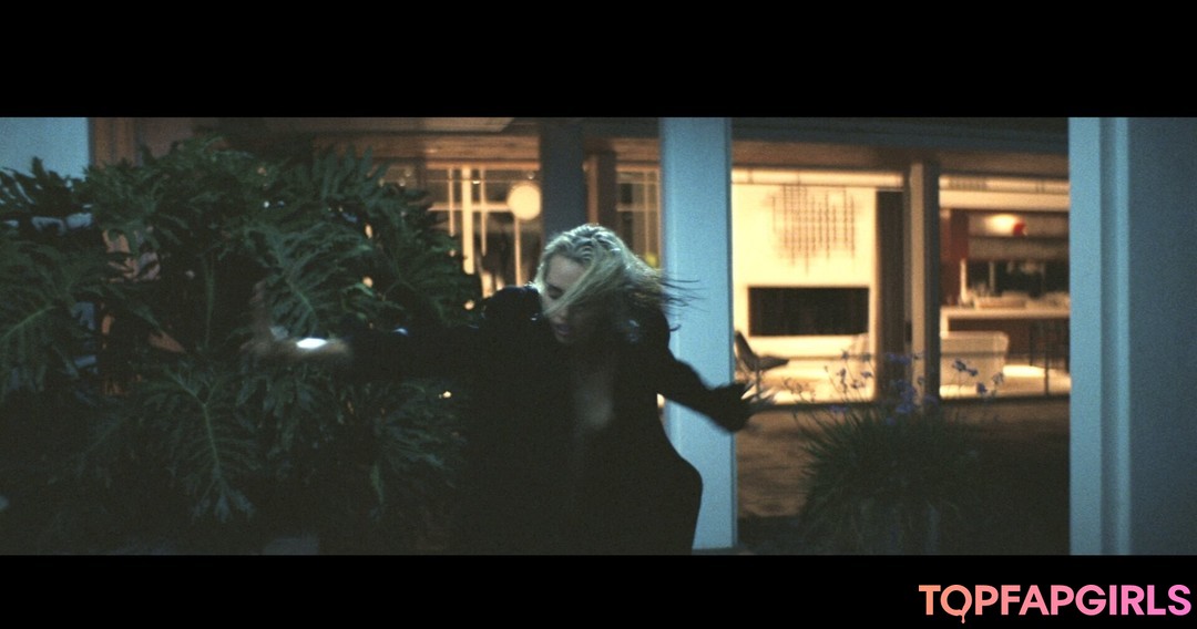 Naakte gelekte OnlyFans-foto van Miley Cyrus #1933