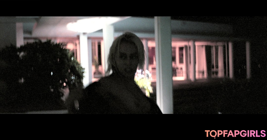 Naakte gelekte OnlyFans-foto van Miley Cyrus #1934