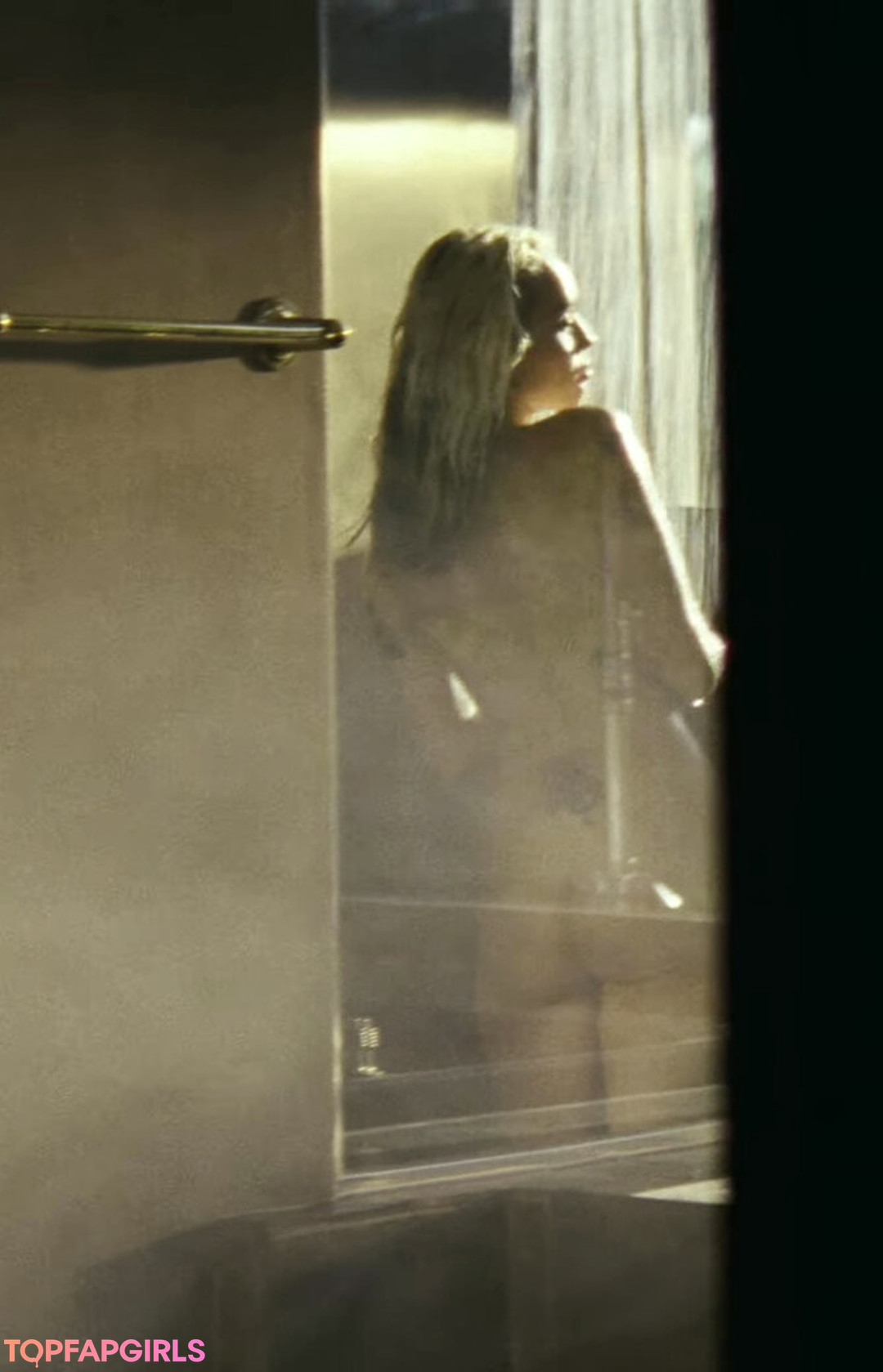 Naakte gelekte OnlyFans-foto van Miley Cyrus #1937