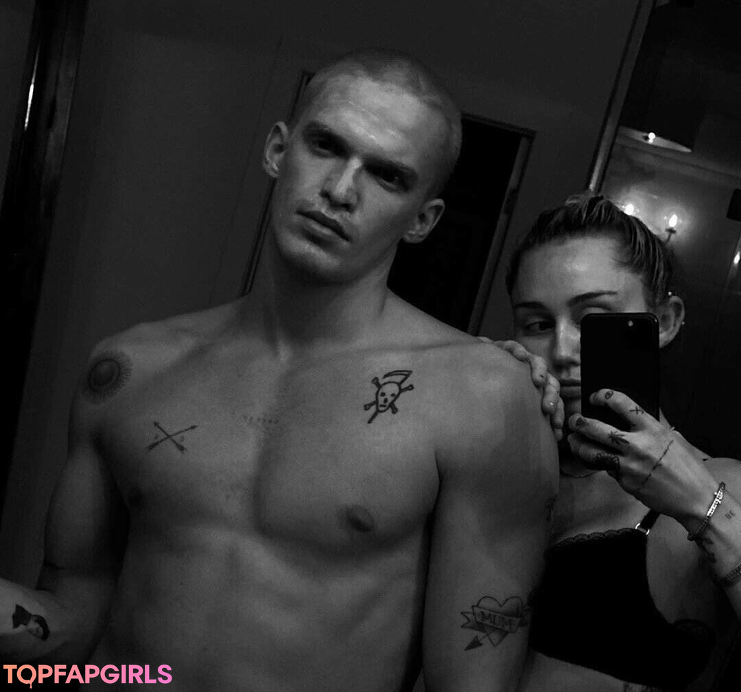 Naakte gelekte OnlyFans-foto van Miley Cyrus #1992