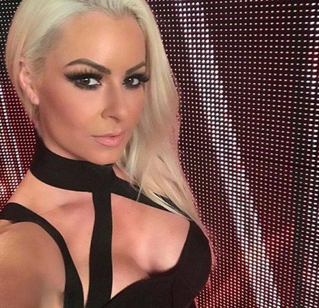 Naakte gelekte OnlyFans-foto van Maryse Wwe