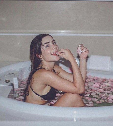 Naakte gelekte OnlyFans-foto van Jade Picon